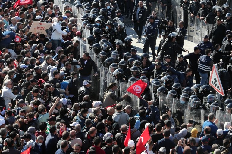 Hundreds of Tunisians protest against presidential ‘coup’