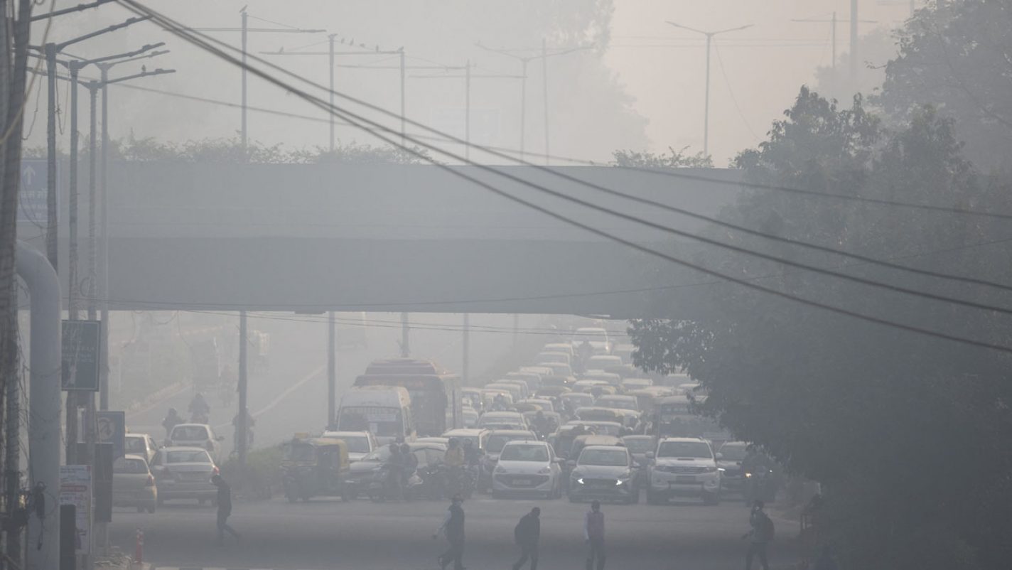 Delhi's choked roads worsen India's toxic smog crisis — World — The ...