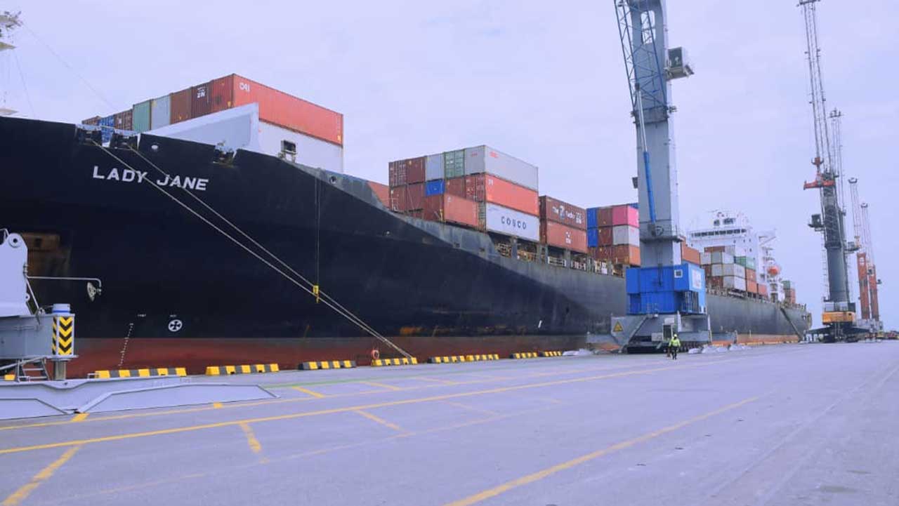 MV Lady Jane, ‘het grootste schip’, meert aan in de haven van Onne |  The Guardian Nigeria News