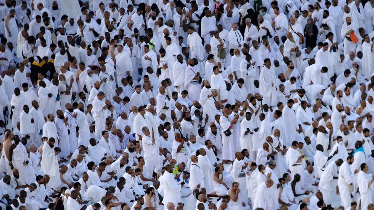 Peregrinos musulmanes salen de La Meca para realizar el Hajj