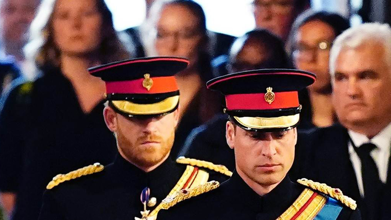 El rey Carlos III y sus hermanos miran — Mundo — The Guardian Nigeria News – Nigeria and World News