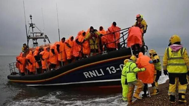 Four Dead, Dozens Rescued From Capsized Migrant Boat In Channel — World ...