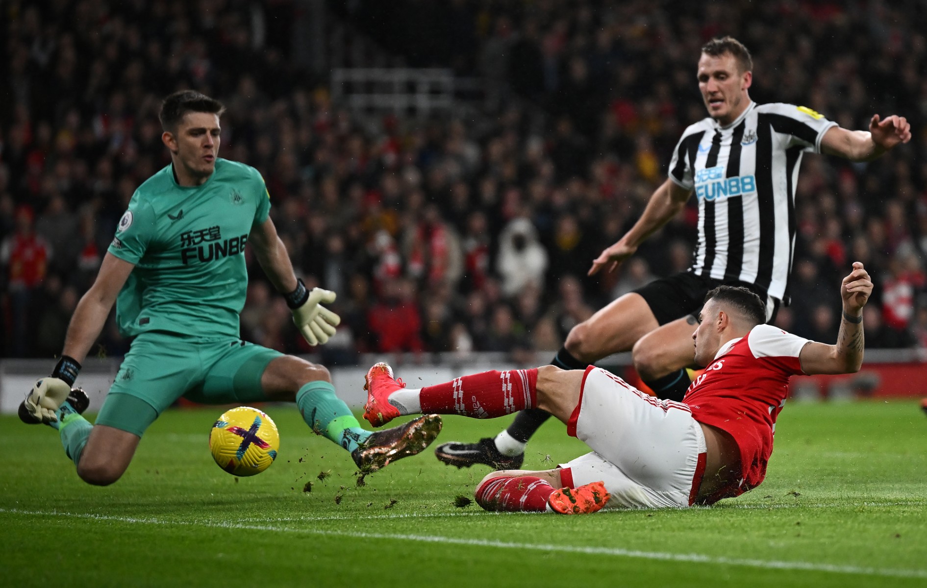 Arsenal open up seven-point lead as Man City, Newcastle held