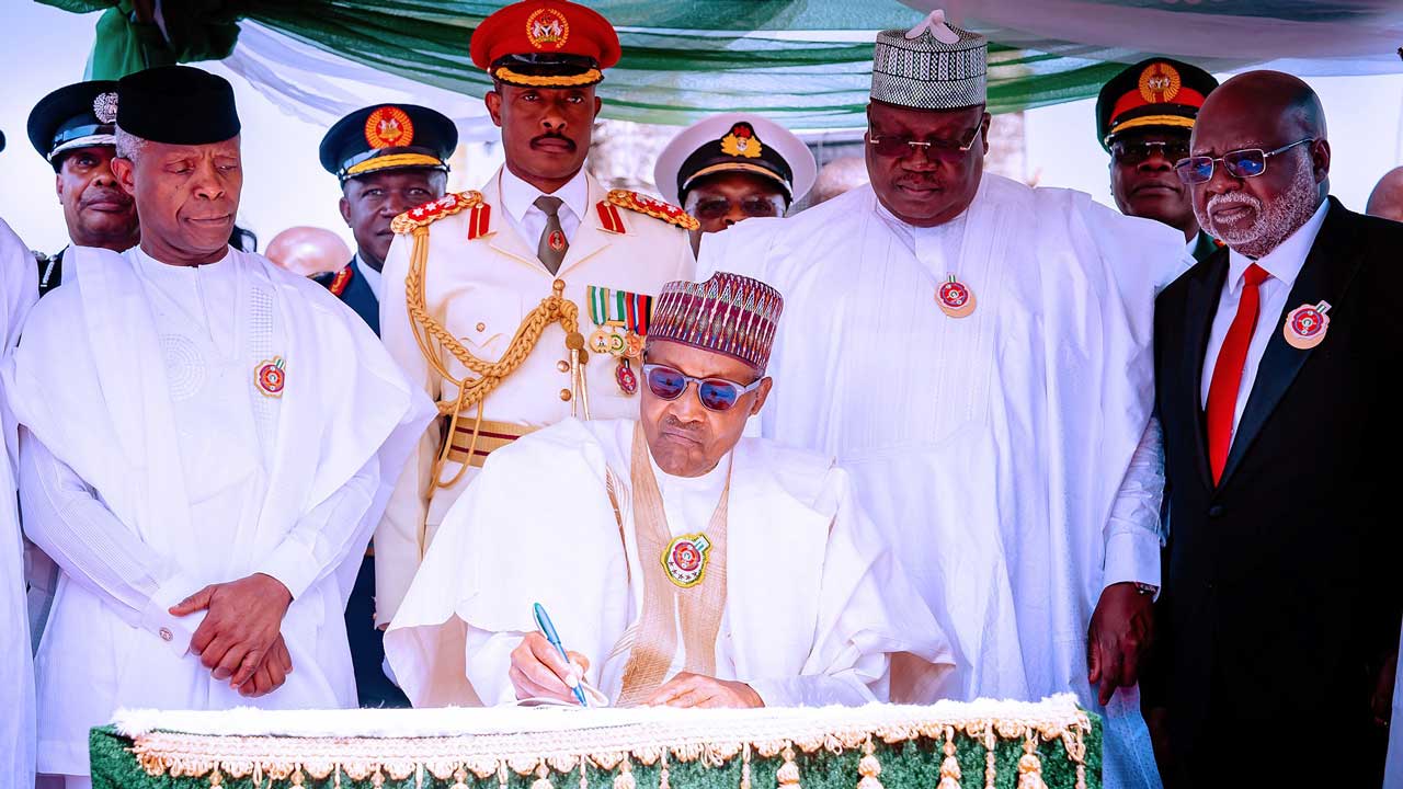 Buhari, Osinbajo Lay Wreaths To Mark Armed Forces Remembrance Day ...