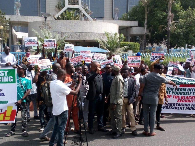 Youths protest at CBN headquarters, demand sack of Emefiele — Nigeria ...