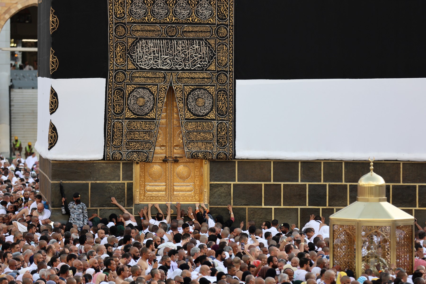 Huge crowds circle Kaaba as hajj begins in Saudi heat | The Guardian ...