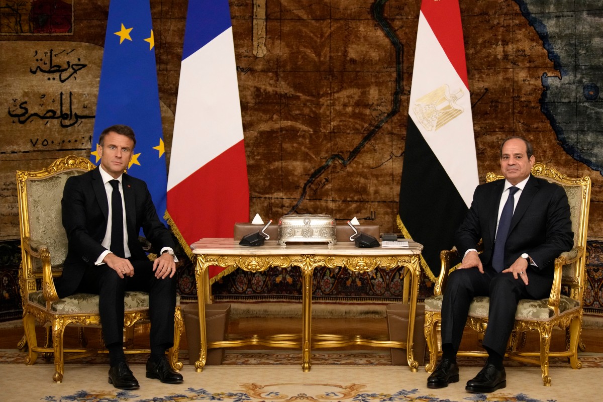 French President Emmanuel Macron and Egyptian President Abdel-Fattah al-Sisi pose before their talks in Cairo, on 25 October, 2023.