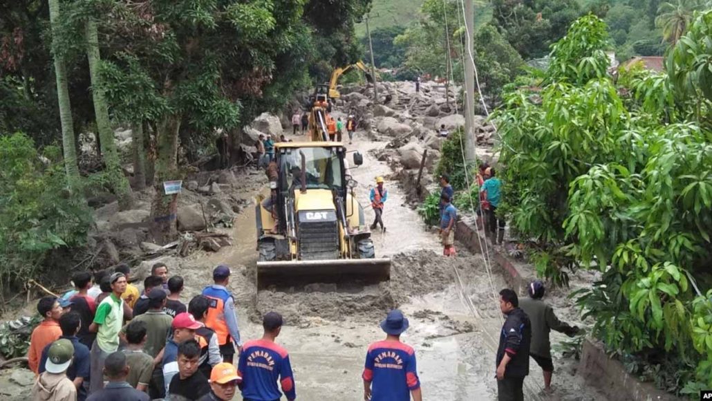 10 Still Missing After Indonesia Landslide, Flash Floods | The Guardian ...