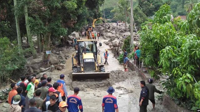 10 still missing after Indonesia landslide, flash floods | The Guardian ...