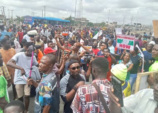 #EndBadGovernanceInNigeria: Petty traders and commercial buses resumed operations in Lagos State on Friday despite the ongoing hunger protests