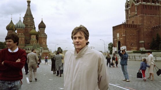 (FILES) French actor Alain Delon poses on Red Square on June 20, 1990 before participating at the first Soviet Music Day Festival which celebrates the start of summer season. - French film legend Alain Delon has died at the age of 88, his three children told AFP in a statement on August 18, 2024, following a battle with ill health. (Photo by VITALY ARMAND / AFP)