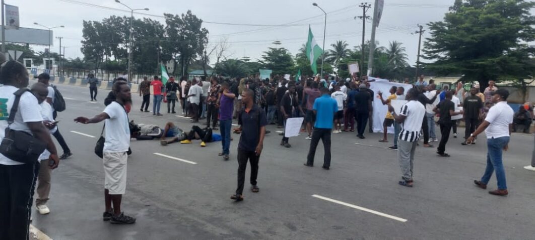 Angry youths in Rivers State have embarked on the national hunger protest