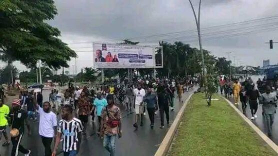 Protesters in Lagos State have rated President Bola Tinubu low even as a police officer also lamented the high level of hunger in Nigeria