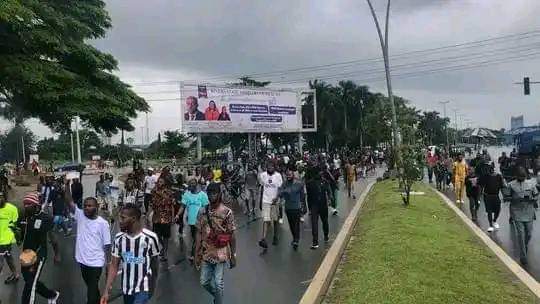 Protesters in Lagos State have rated President Bola Tinubu low even as a police officer also lamented the high level of hunger in Nigeria 