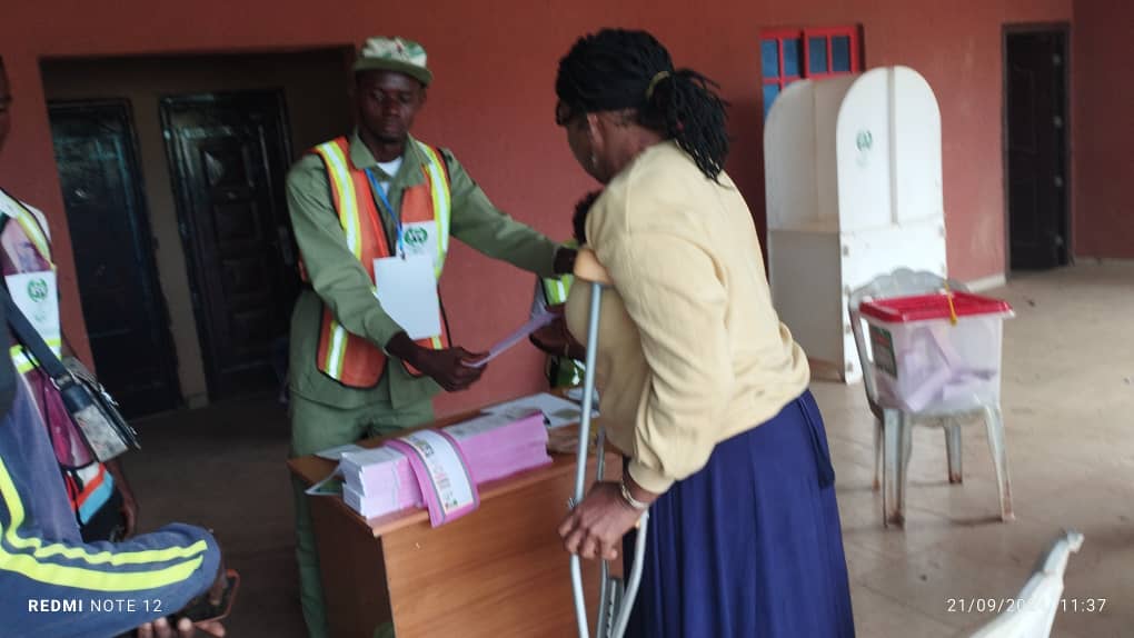 A woman on crutches braves the odds to cast her vote in the ongoing Edo governorship election