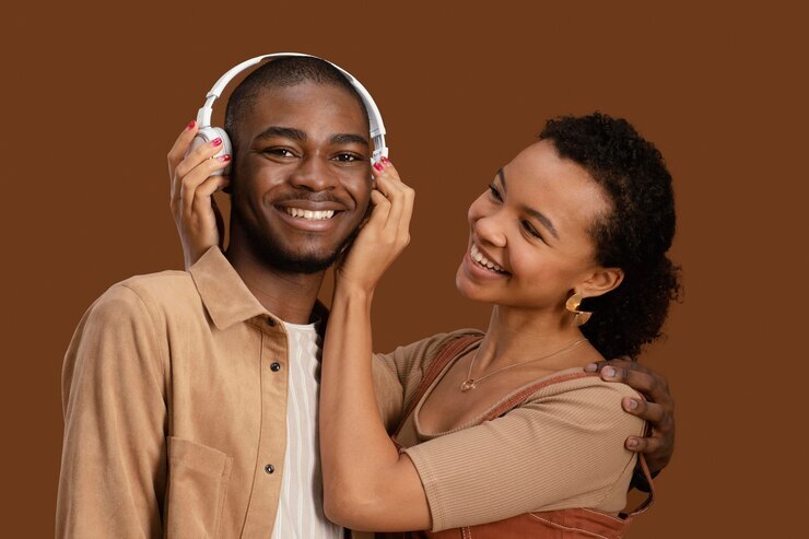 A young woman makes a man listen to music to free him from mental stress. Photo by Freepik