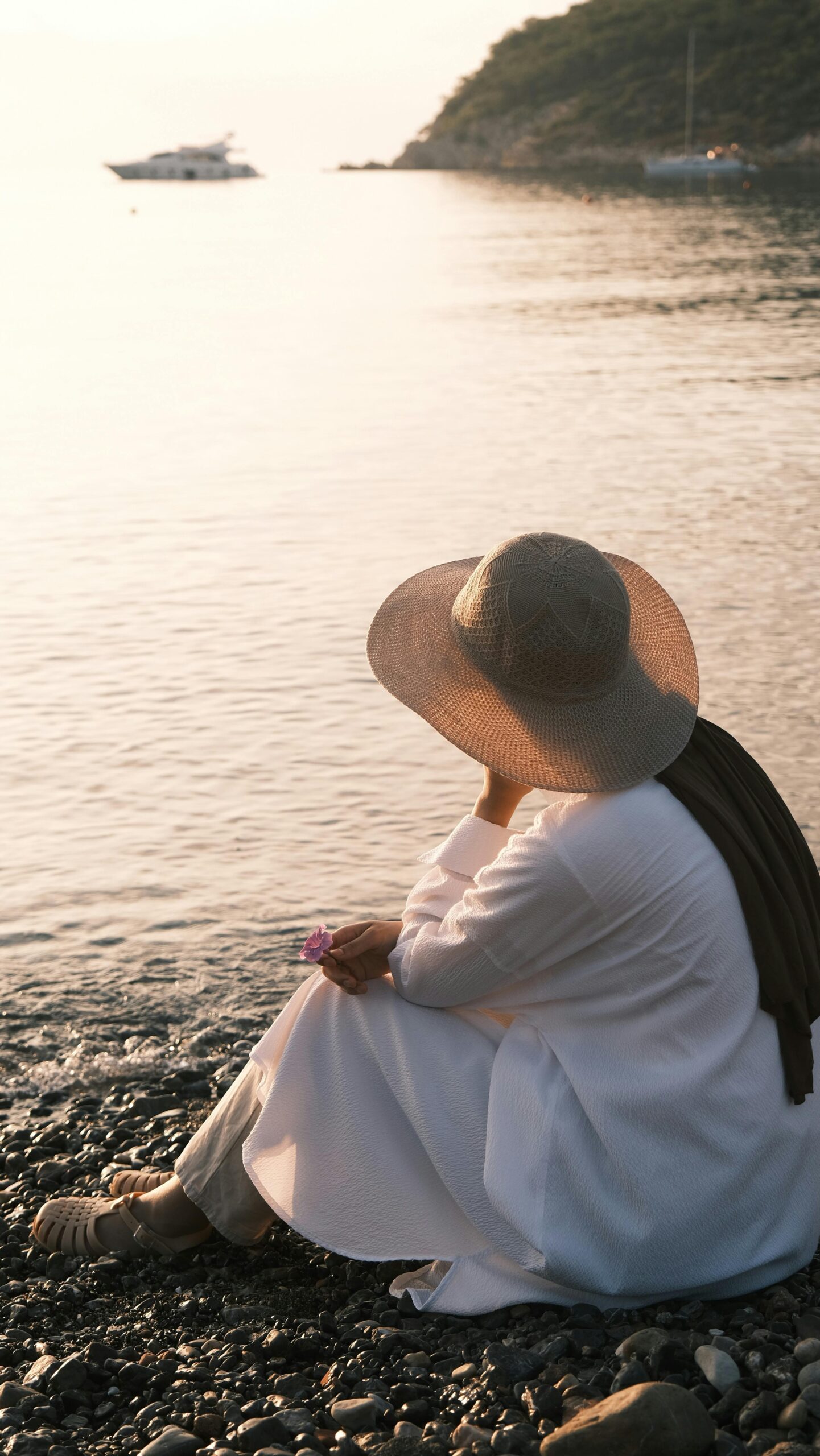 Woman wearing a wide brim hat