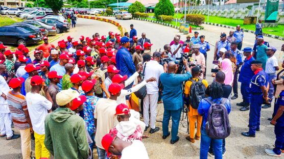 An army of unemployed youths on Wednesday laid siege to the office of the Independent National Electoral Commission (INEC) in Edo State