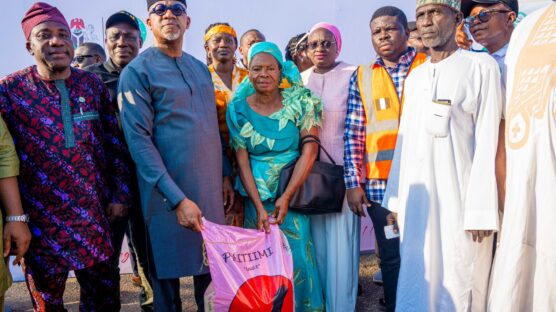 The Ogun State Governor, Prince Dapo Abiodun, launched the sale of subsidised rice from the Federal Government (FG)