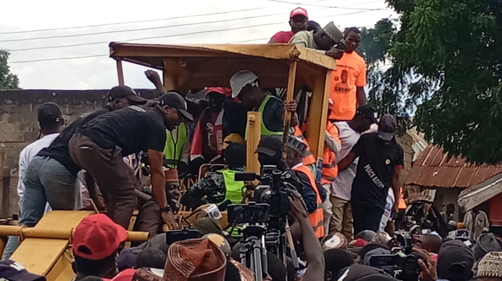 Senator Shehu Buba, representing Bauchi South Senatorial District, has flagged off the construction of a rural road in the Zaranda community, Toro local government area of the state