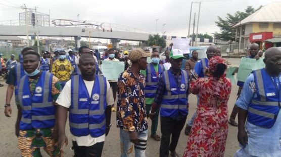 There has been a protest in Osogbo, Osun State over the alleged shooting of Governor Ademola Adeleke's appointee and park manager, Nurudeen Iyanda, popularly known as Alowonle with students also stranded as transporters have gone on strike