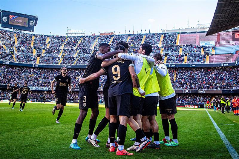 Valencia beat Betis on return to action after floods