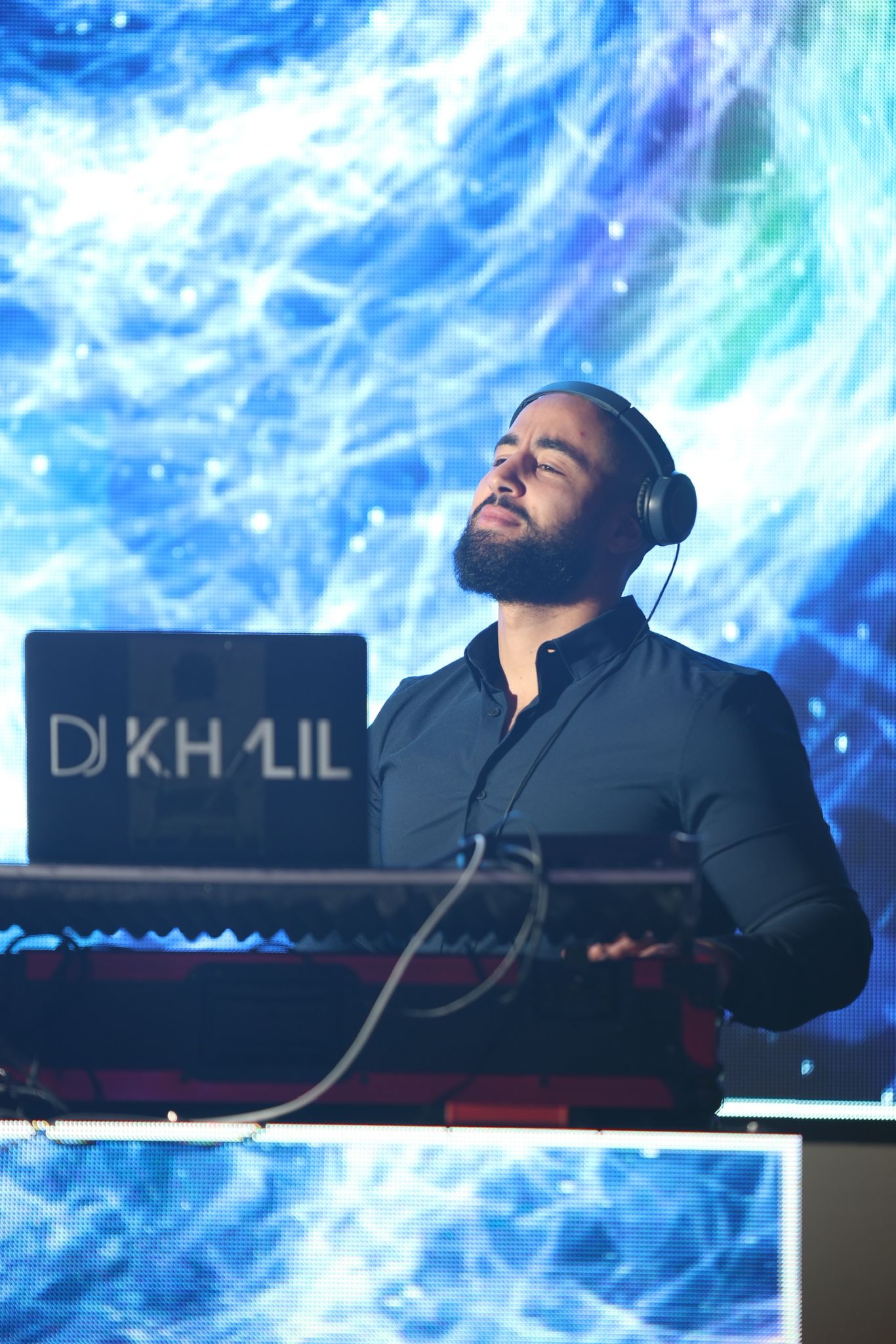 DJ Khalil, a renowned DJ from the Maghreb, has perfected the art of blending traditional and contemporary music, creating unforgettable wedding celebrations. With over a decade of experience, he curates personalized soundtracks that make each event special.