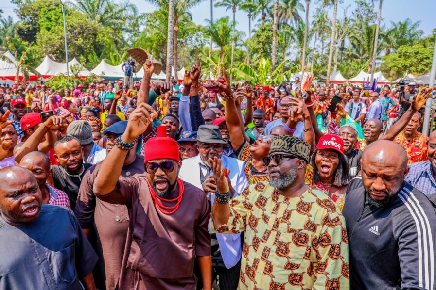 Dr Chima Amadi visits Ikenga Imo Ugochinyere in Ideato, praising his integrity and donating ₦50m for rebuilding efforts after the 2023 elections.