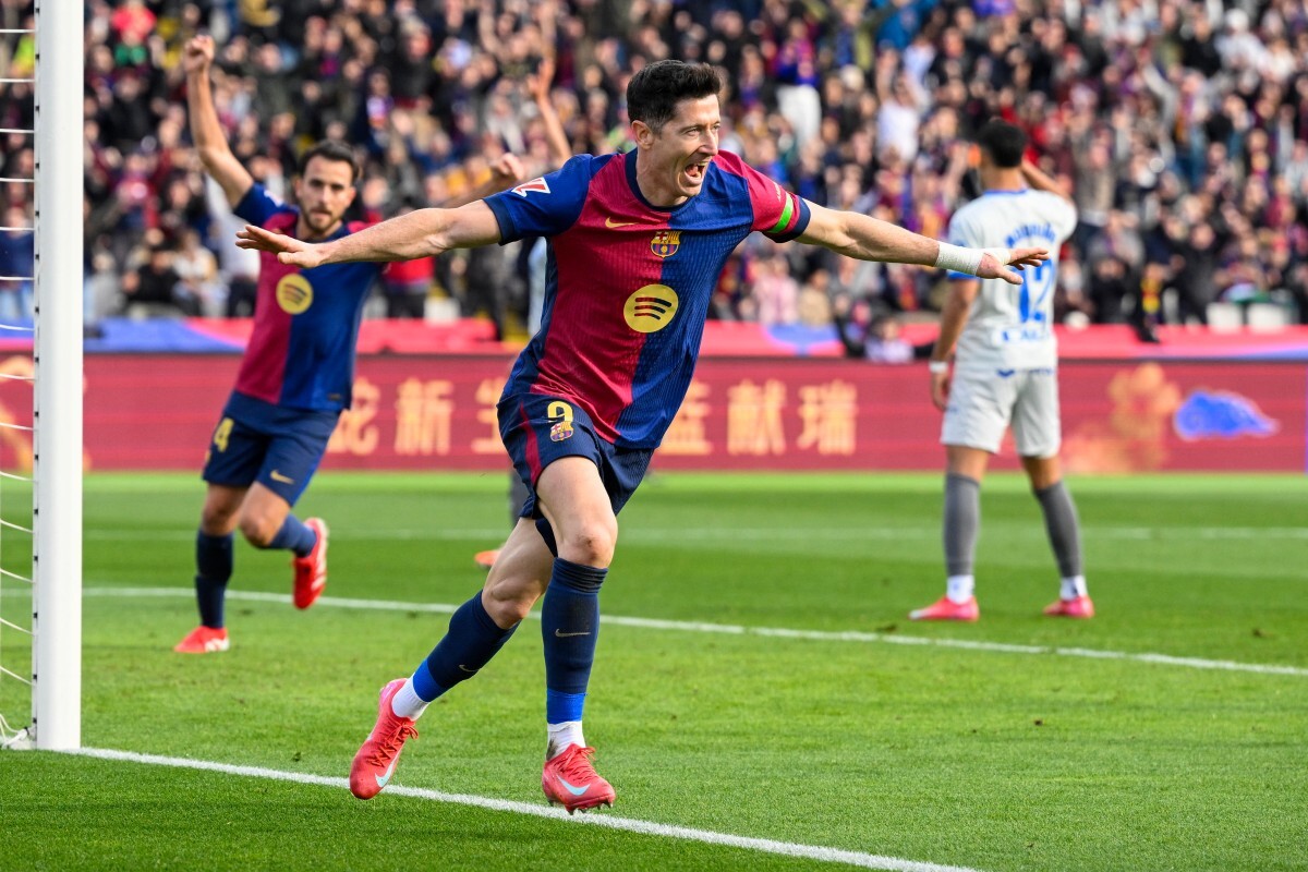 Lewandowski earns Barca win over Alaves to preserve title hopes